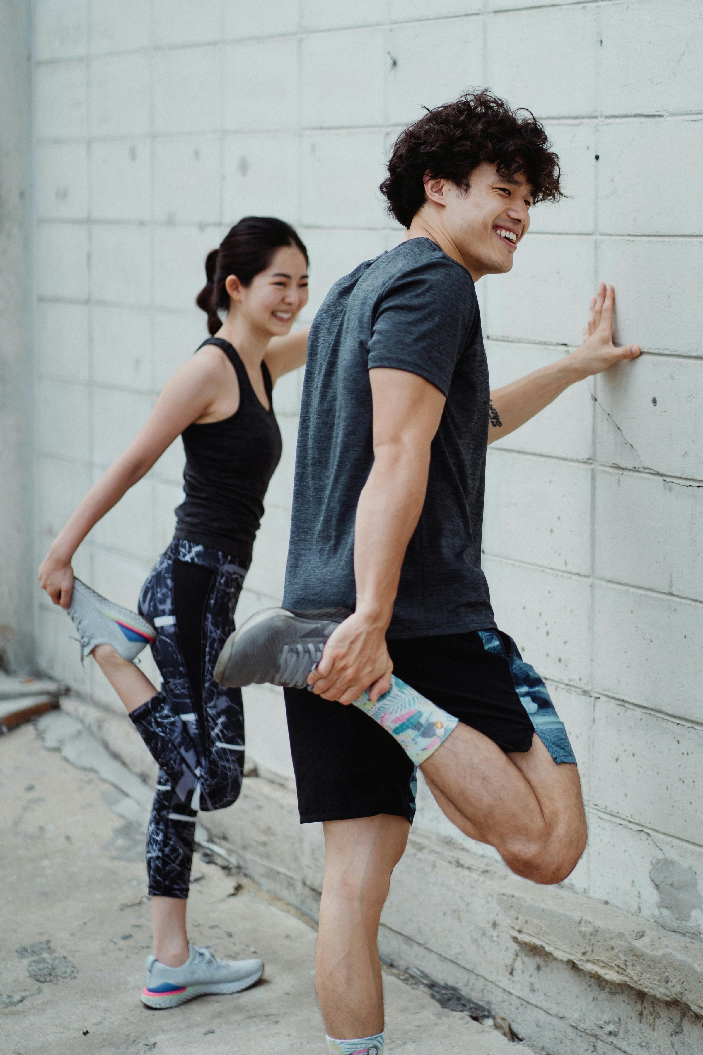 Couple training together in a gym